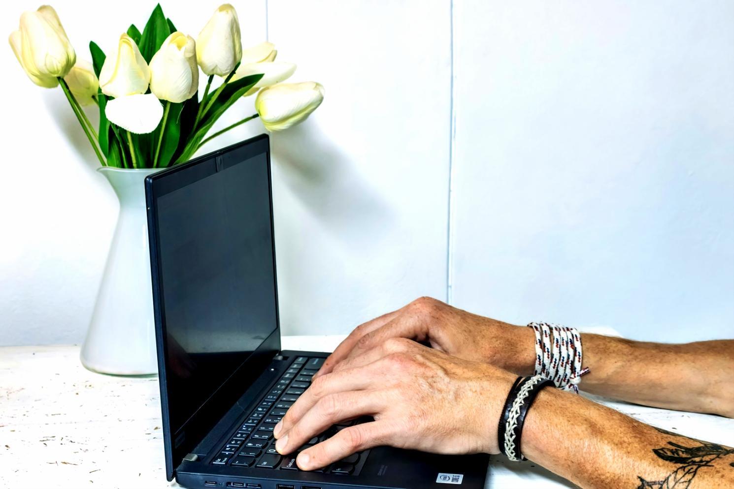 Persona trabajando con software de presupuesto en una oficina moderna