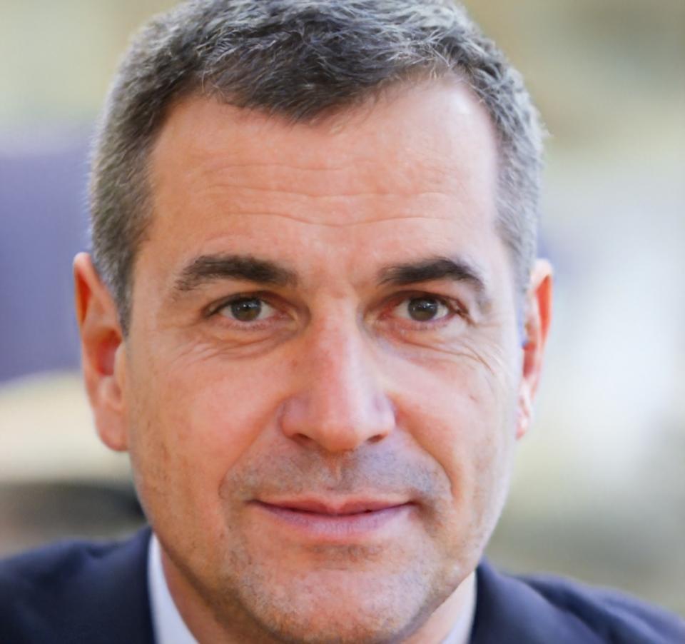 Retrato de Damián Serafín, instructor de finanzas personales